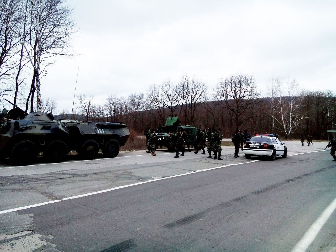 Под Кишиневом утром Нацармия перекрыла дорогу БТРами
