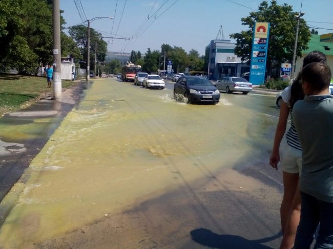 На столичной улице прорвало трубу