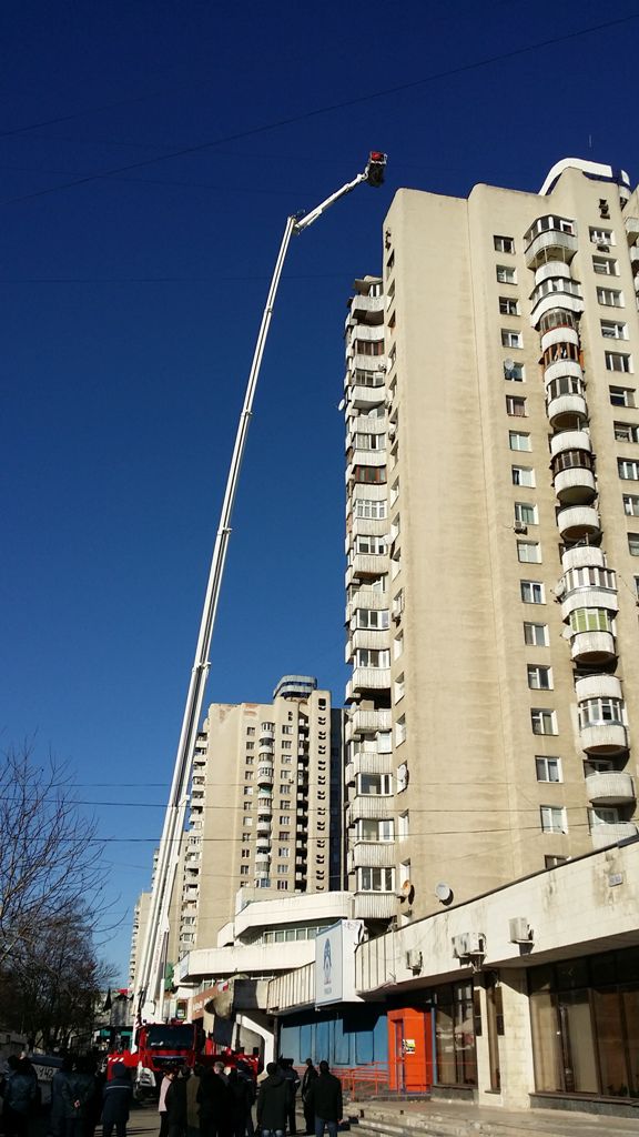 В многоэтажном доме на Ботанике вспыхнул пожар