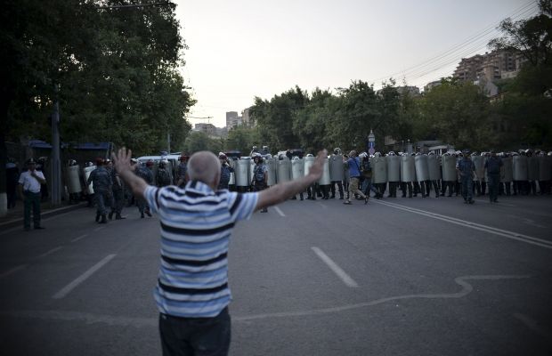 Полиция в Ереване решила разобрать баррикады протестующих