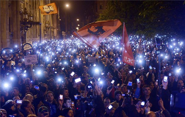 Толпы протестующих наводнили города Венгрии
