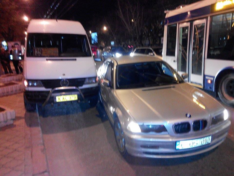 Accident în Capitală, cu implicarea unui microbuz de linie