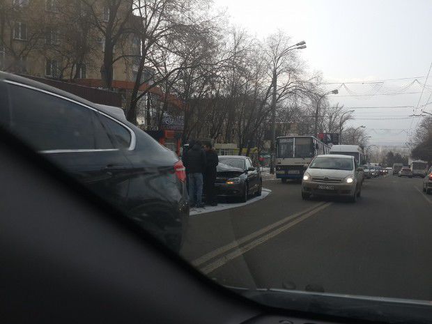 Un Volkswagen a ciocnit un microbuz de pe ruta nr. 166, în capitală. Vehiculele au fost avariate
