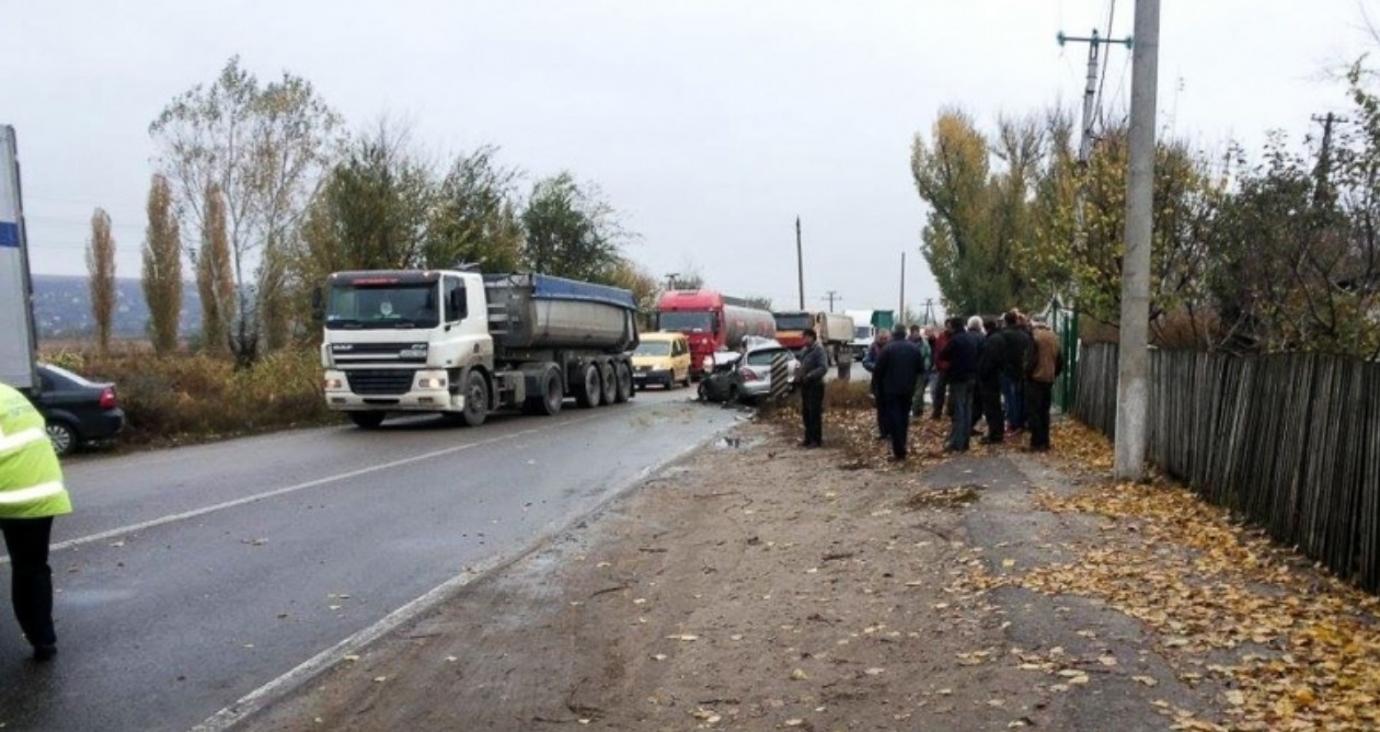 ДТП на Мунчештах: Грузовик с прицепом смял автомобиль