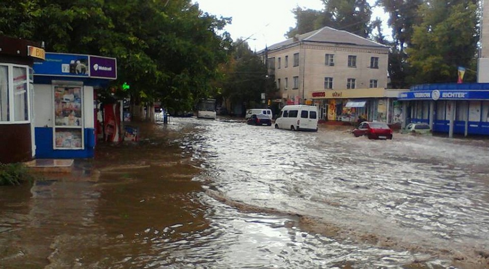 Sisteme de canalizare în Chişinău?! Maşini şi microbuze "înecate" pe străzi, după ploaia de azi