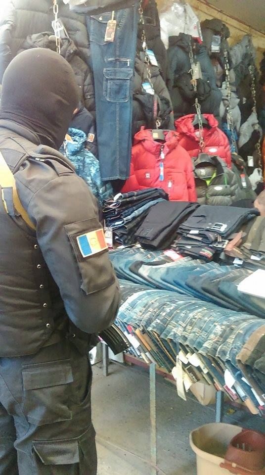 Служащие в масках обыскивают бутик с одеждой на Каля Басарабией