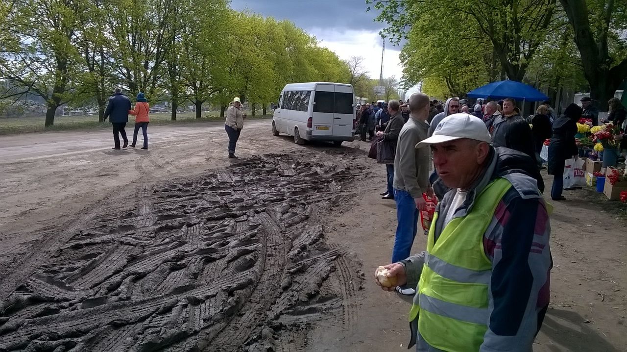 На Радоницу площадка у кладбища Святого Лазаря превратилась в болото