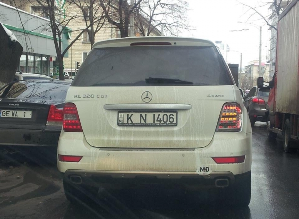 Mercedes cu numere neobisnuite pe strazile din capitala