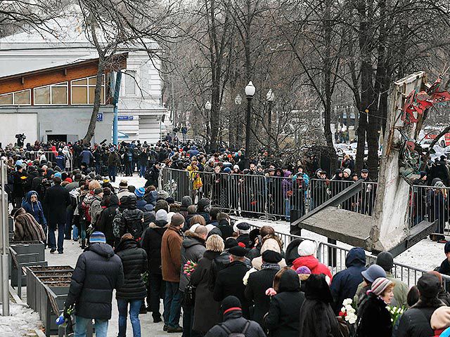 Гроб с телом Бориса Немцова после панихиды вынесли под крики "Герои не умирают!"