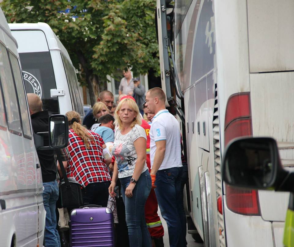 Со слезами на глазах родственники встречали жертв ДТП в Румынии