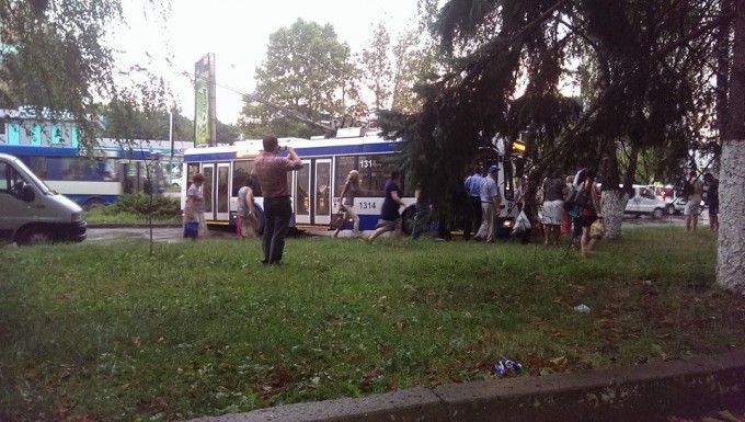 В Кишиневе троллейбус развернуло поперек проезжей части