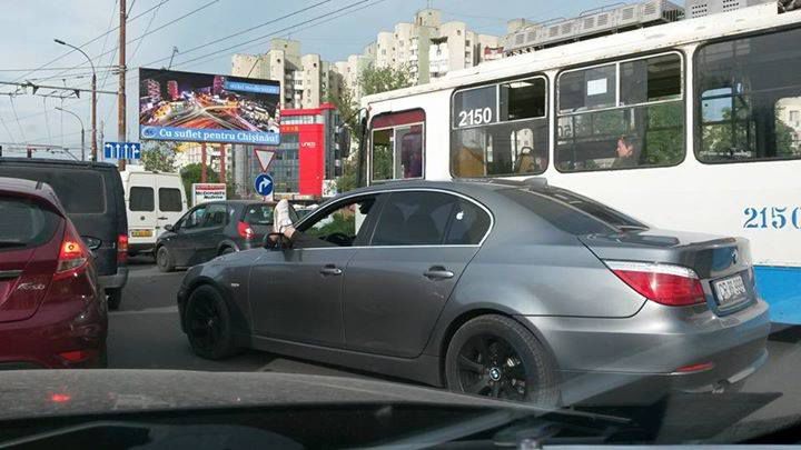 Cum a fost surprins un șofer în timp ce conducea