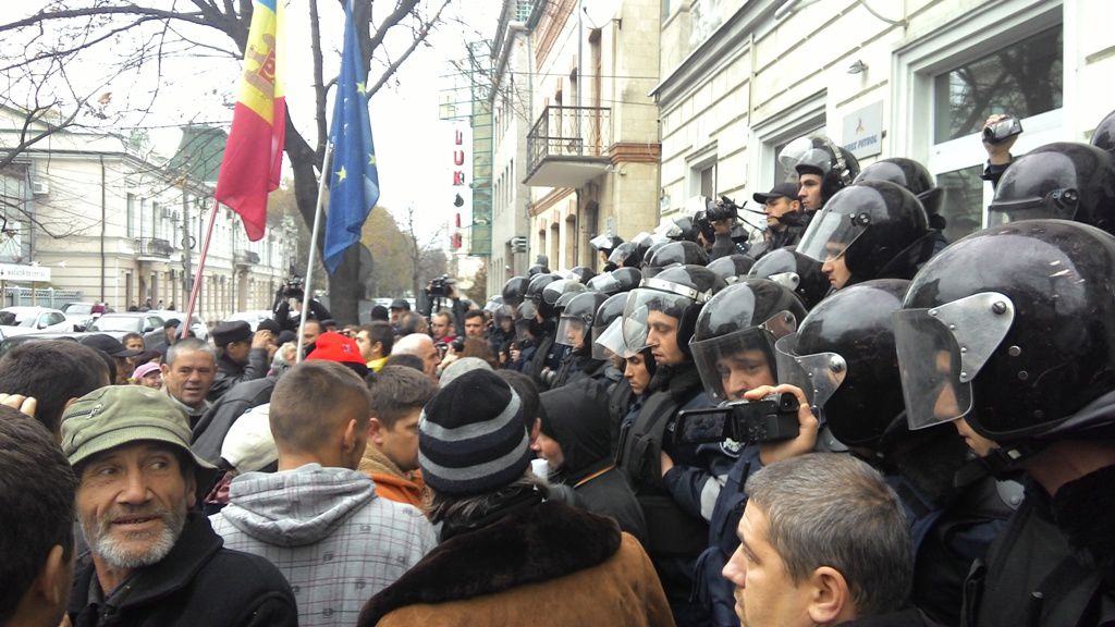 Акция протеста у НАРЭ: здание охраняет кордон полицейских