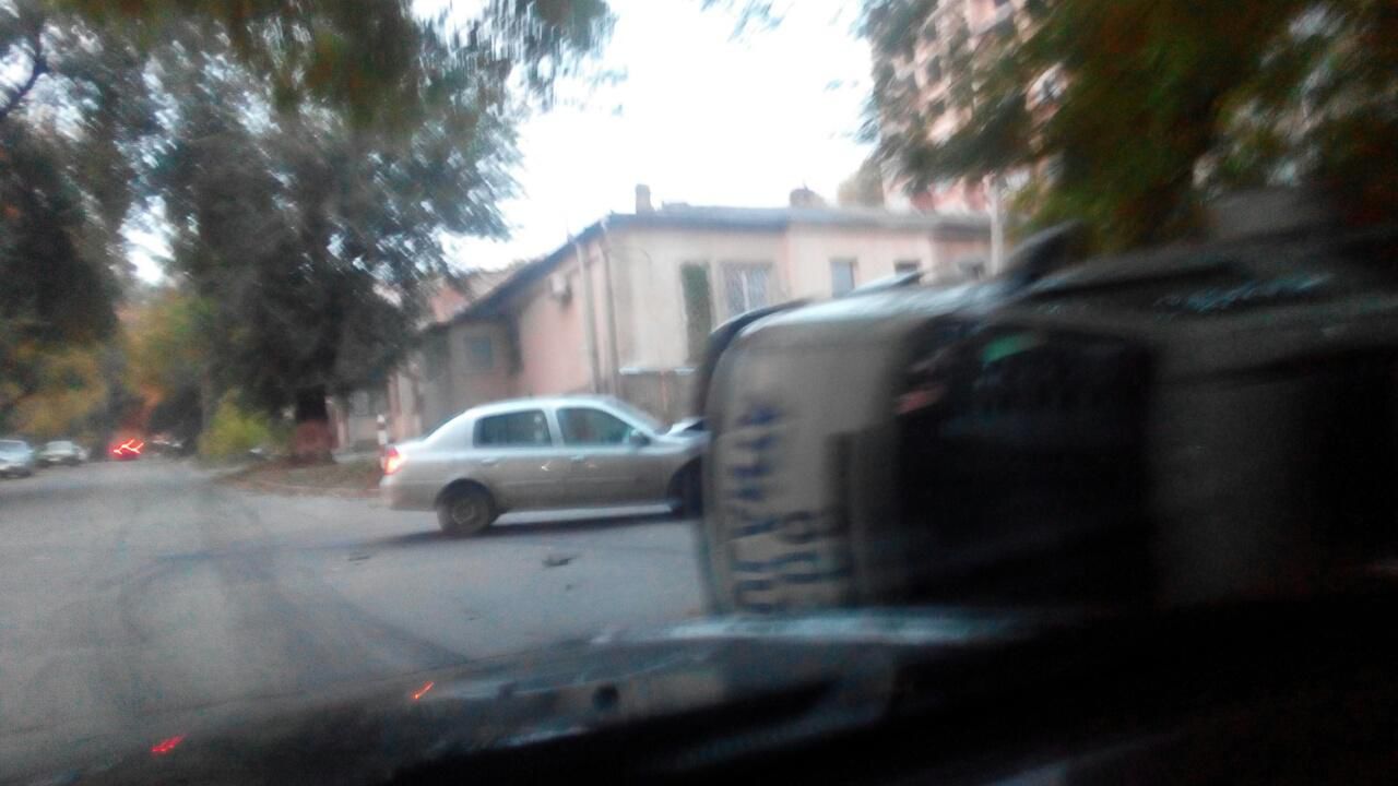 O ambulanță s-a răsturnat după ce a fost lovită într-o intersecție