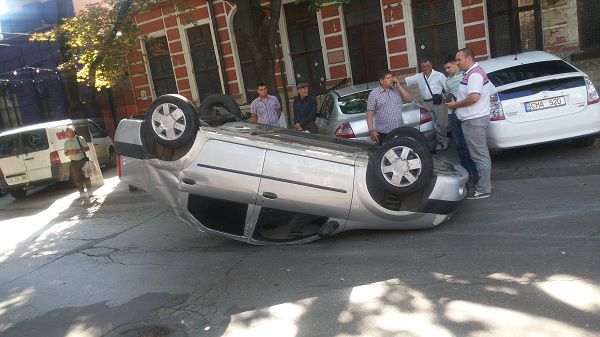 В центре Кишинева перевернулся автомобиль