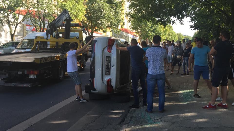 Cum încalcă regulile de circulație șoferul BMW-ul care a fost făcut zob