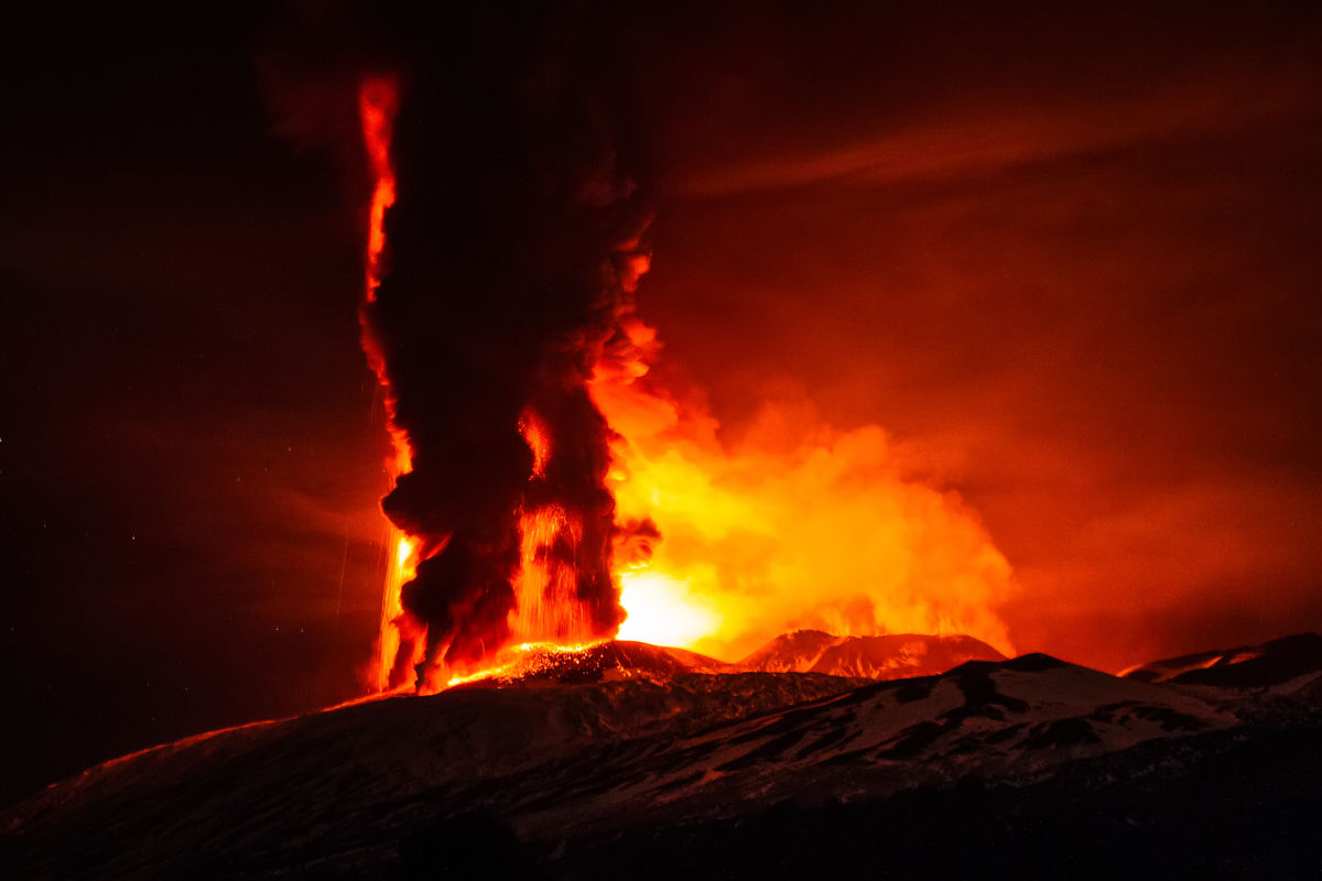 Cel mai mare vulcan din Europa a erupt