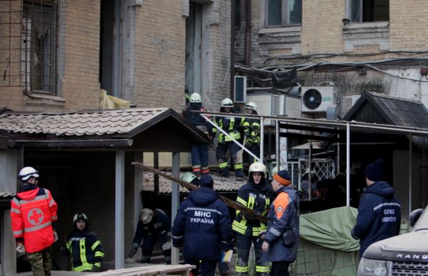 В Киеве из-под завалов обрушившегося дома достали пять человек