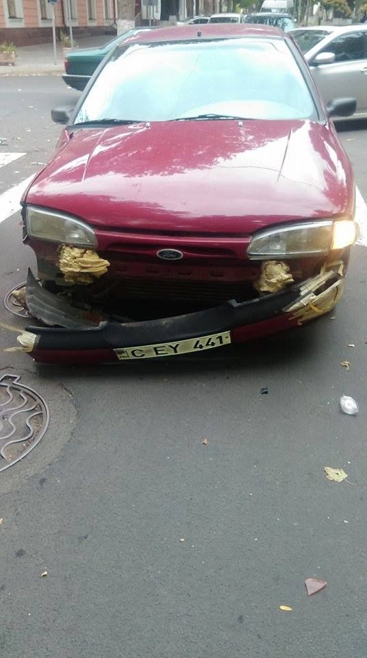 Un microbuz de pe ruta 103 s-a ciocnit cu un automobil