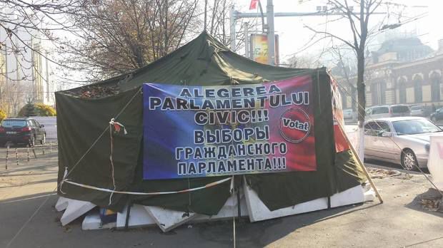 Corturile din fața Parlamentului sunt demontate