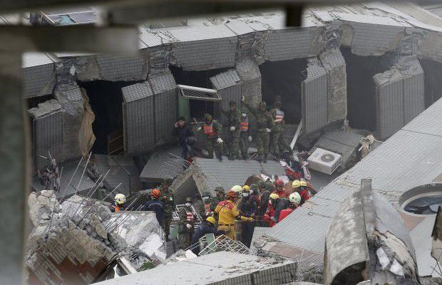 Кадры разрушительного землетрясения на Тайване попали в Сеть
