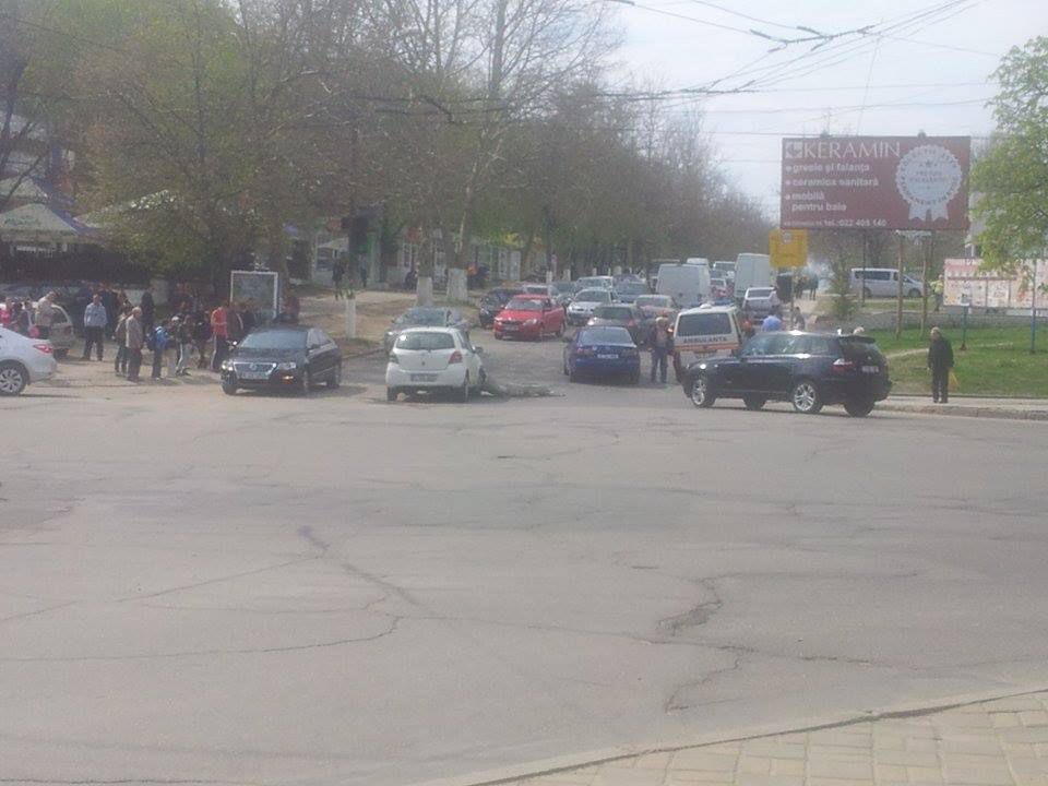 S-au ales cu mașinile avariate pentru că nu au putut împărți drumul