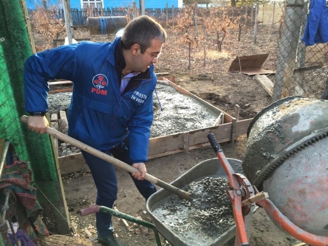 Как политики доказывают свою близость к народу в борьбе за голоса
