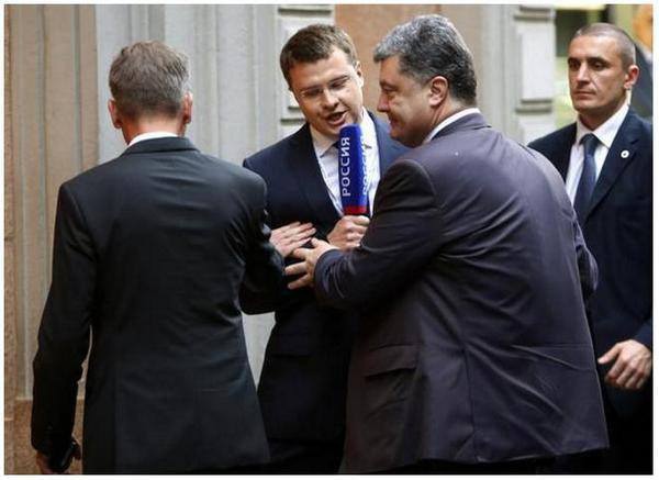 Порошенко в Милане отодвинул от себя журналиста кремлевского телеканала «Россия»