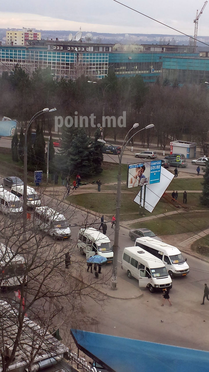 Cum a reusit o masina de lux sa doboare un panou publicitar in capitala