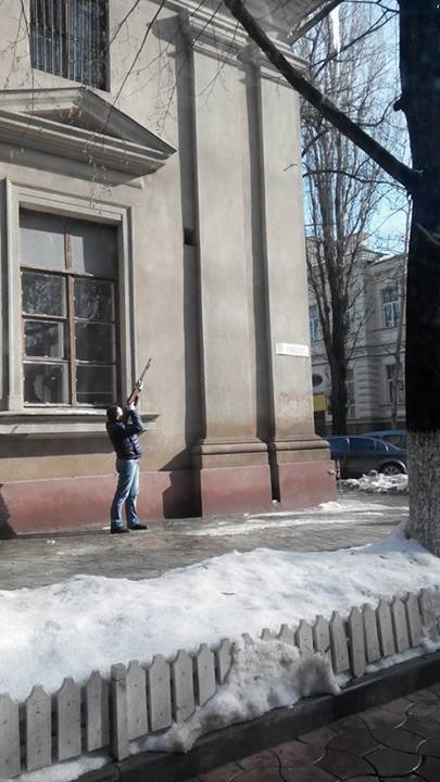 Кишинёвцы взялись за отстрел опасных сосулек