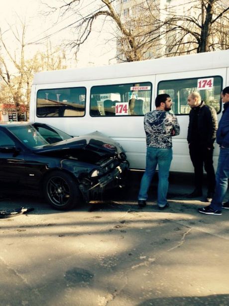 Microbuz de pe ruta 174, implicat într-un accident rutier la Buiucani