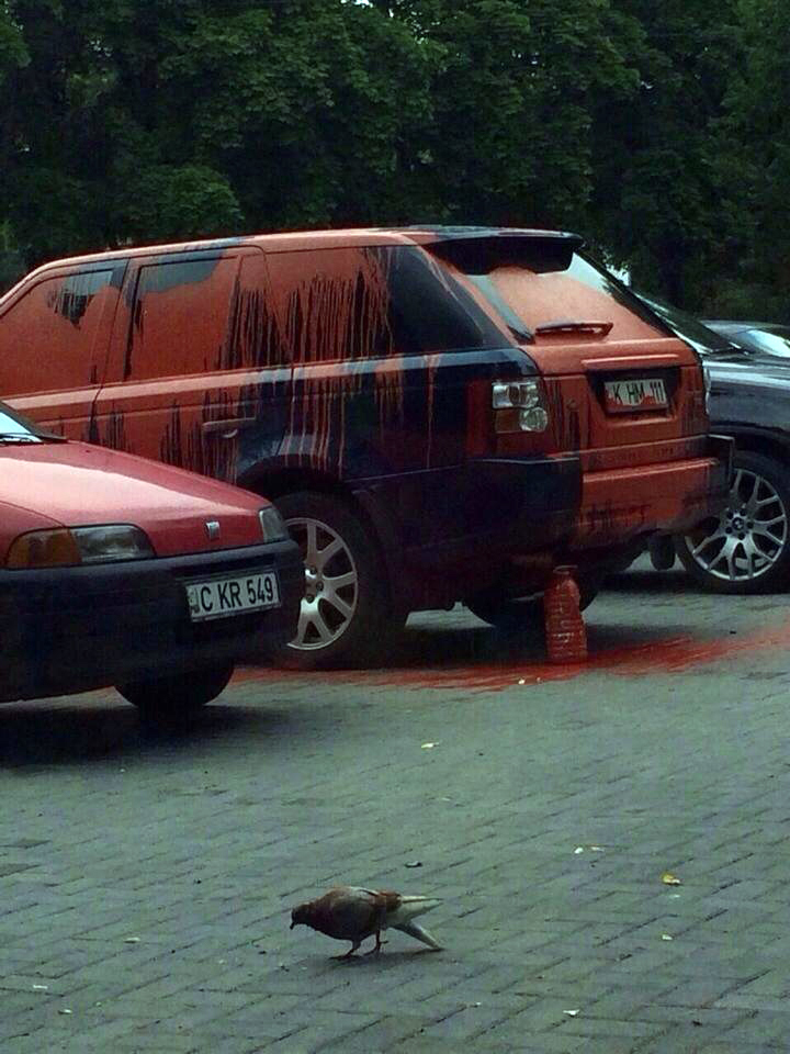 В Кишинёве злоумышленники облили Range Rover краской