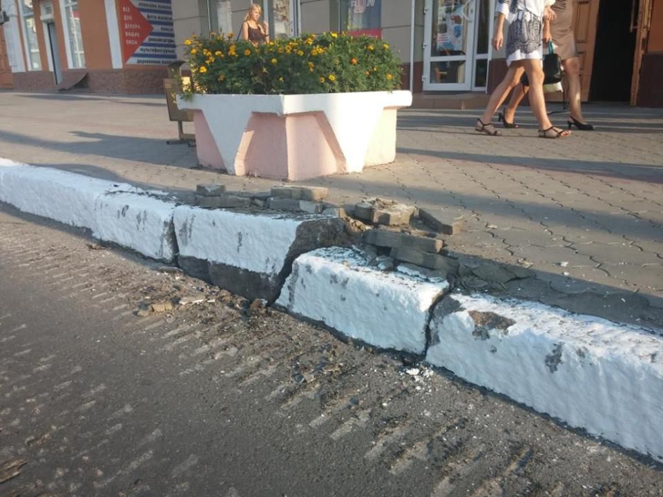 Tiraspolul, după parada militară: Asfalt distrus și piloni dați la pământ