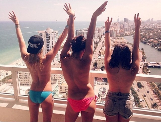 Топлес — новый тренд для фото из отпуска
