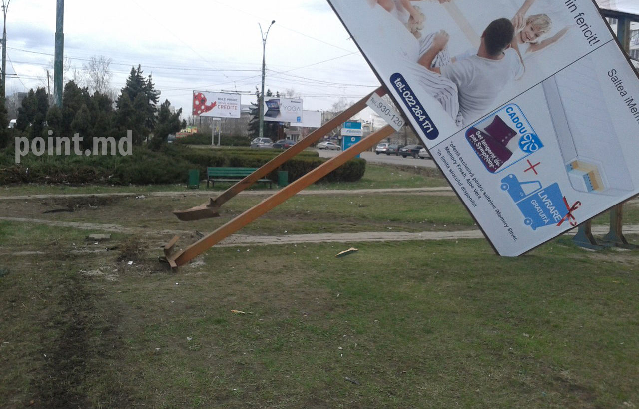 Cum a reusit o masina de lux sa doboare un panou publicitar in capitala