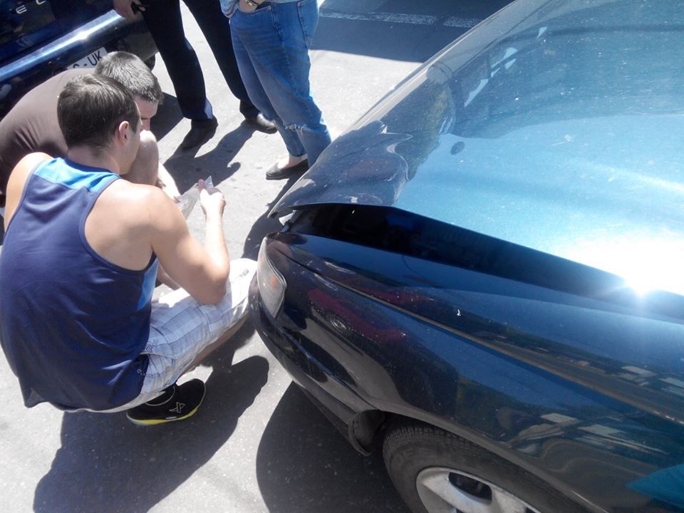 Două mașini s-au tamponat la intersecția străzilor A. Pușkin și Ștefan cel Mare din Chișinău