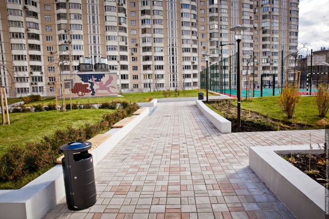 Детская площадка на крыше парковки в Москве
