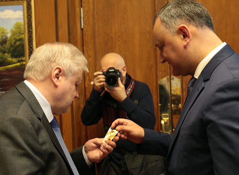 Додон обсудил с Мироновым молдавско-российские отношения и подарил мэрцишор