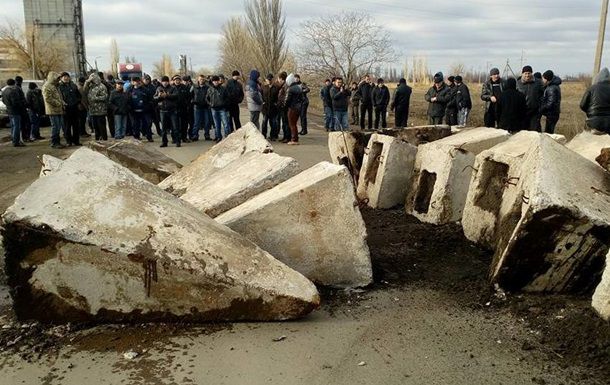 На Николаевщине трассу перекрыли бетонными блоками