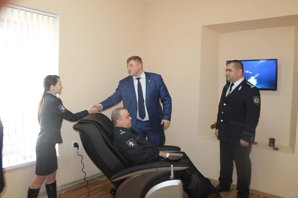 Для полицейских открыли кабинеты "релакса" с массажными креслами