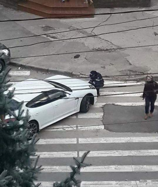 В центре столицы Porsche припарковался на пешеходном переходе