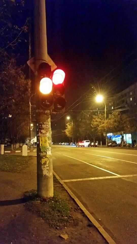 Doua semafoare in culori diferite