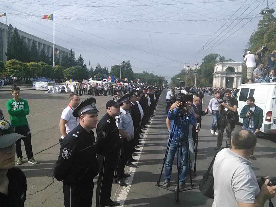 Mii de oameni au ieşit astăzi în stradă ca să pună punct guvernarii oligarhice de la cîrmă