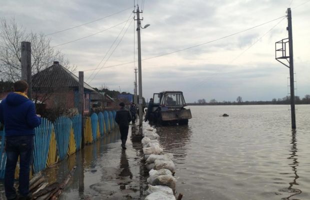 Масштабный потоп в России: спасатели начали строить дамбы из мешков с песком