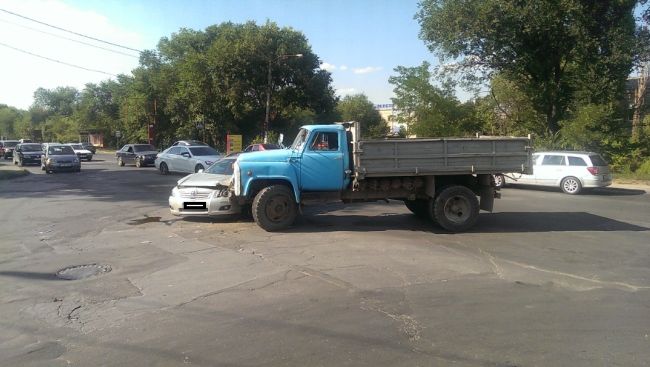 В Кишиневе ЗиЛ столкнулся с Toyota