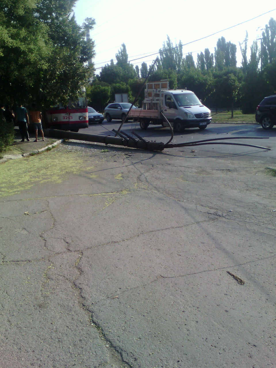 Accident cu răniţi în Capitală. Un troleibuz s-a izbit violent de un stâlp