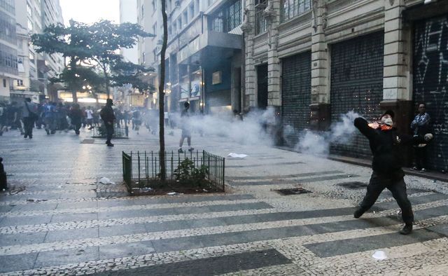 Бразильцы дрались с полицией и жгли машины, протестуя против ЧМ-2014