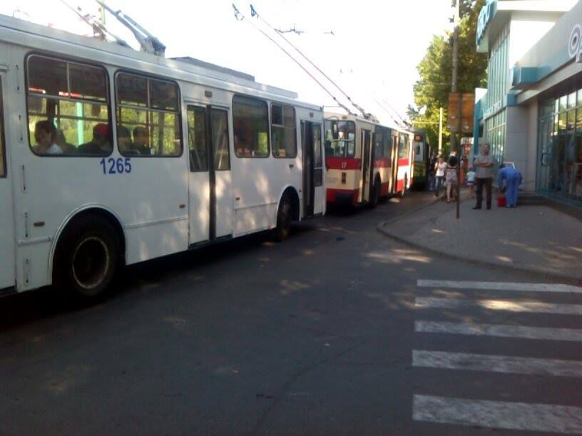 Un troleibuz a creat un ambuteiaj la Botanica