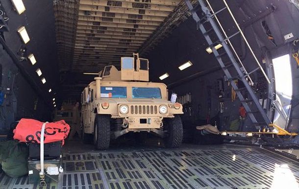 Украина получила первую партию американских бронеавтомобилей Humvee
