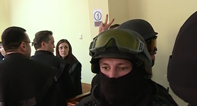 Gesturile facute de Vlad Filat la intrarea in sala de judecata